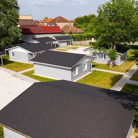 Poiana Cu Flori Aparthotel Satu Mare Exterior foto